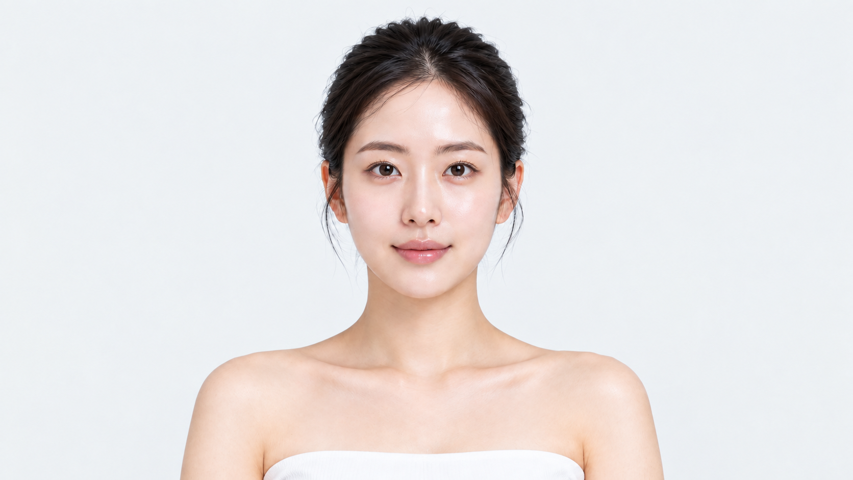 얼굴 레이저 제모 가능 부위를 안내하는 여성 모델
